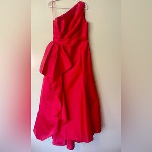 Monique  Lhuillier red gown
